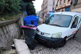 Odsouzený mladík nenastoupil do vězení, odcizeným vozem havaroval v Broumově - Novinky