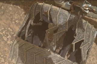 NASA ukázala silně poškozená kola roveru Curiosity. Přesto po 13 letech dál neúnavně zkoumá Mars