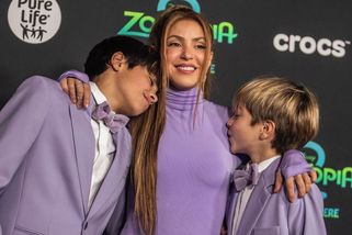 Shakira pod palbou za reakci na pusu od syna. Fanoušci v tom vidí 'záchranu paruky'.