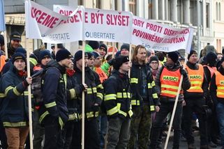 Policisté budou minimálně týden protestovat před Úřadem vlády - Novinky