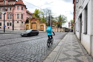 Práce kurýra na kole v Praze: Až uvidíte, kolik si vydělá, hned začnete shánět kolo - EnergoZrouti.cz