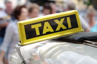 Pražské taxíky budou povinně elektromobily, rozhodli radní. Dočasně se tolerují i nové spalováky