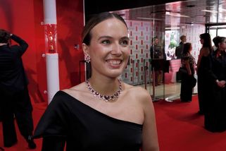 V šatech bez podprsenky byla Tereza Ramba na červeném koberci zatraceně sexy! Líčila se v autě, takhle to dopadlo