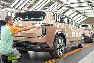 Nahlédněte do výroby. V Mladé Boleslavi už z pásů sjíždí velké SUV Škoda Peaq | Novinky.cz: AutoMoto
