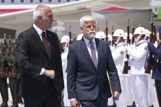Prezident Pavel i premiér Babiš už jsou v Ankaře. Na večeři půjdou oba