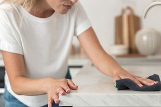 „Víkendy s hadrem v ruce už netrávím,“ říká pokojská. Popsala fintu, jak uklidit celý byt za 30 minut