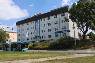 Pokus o upálení v Ostravě: Hořící muž v zoufalství bušil na dveře firmy. Je v kritickém stavu - Novinky