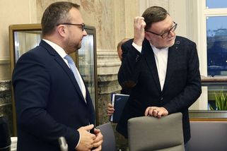 Vláda za nečinného přihlížení naseká v příštích letech další obří schodky - Novinky