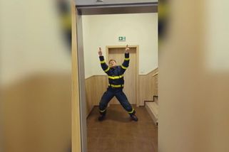 Těšínský hasič to rozjel. Ve videu paří jako Hugh Grant v Lásce nebeské | Novinky.cz: Koktejl