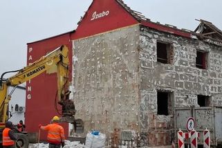 Vyhlášený nevěstinec v Českých Budějovicích musel k zemi. Povede tudy silnice, důležitá Severní spojka - Novinky