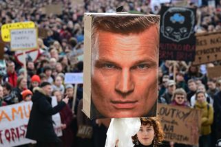 „Zařaďte zpátečku“. Studenti protestují proti Motoristům v čele resortu životního prostředí