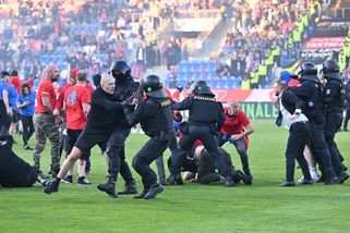 Po finále fotbalového poháru v Plzni se na hřišti porvali fanoušci - Novinky