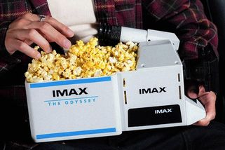 Kbelíky na popcorn rozhodně nemusí být nuda. Mohou mít tvar kamery nebo oblíbené filmové postavy - Novinky