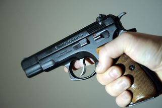 Policie jde po podezřelých nákupech zbraní a munice - Novinky