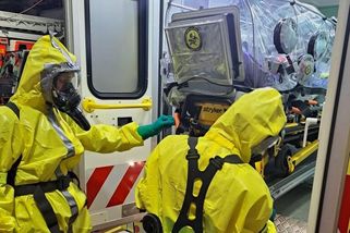 Právě přistál v Praze. Američana s podezřením na ebolu vezou v bioboxu a skafandrech na Bulovku