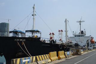 Zadrželi tanker, který tajně vozil ropu do KLDR - Novinky