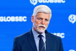 Pokud nebudu moct jet na summit, obrátím se na Ústavní soud, hrozí vládě prezident Pavel