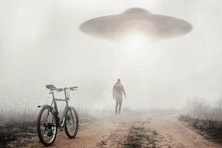 Svědci viděli z UFO vystupovat bytosti ve skafandrech. FBI o tom roky mlčela
