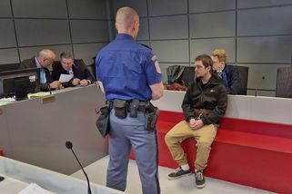 Mladík vraždil kvůli facce, dostal 17 let. Zdravím domů, usmíval se před rozsudkem - Novinky