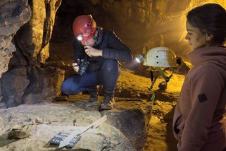 Býčí skála hlásí mimořádný archeologický objev ostatků děvčátka s náušnicemi, pomohla k němu prasklá hadice s vodou