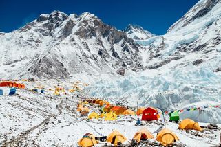 Ledovce na Mount Everestu tají rychleji. Škodí jim moč horolezců