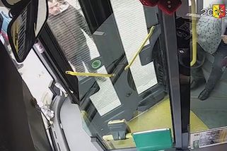 Frustraci z ujíždějícího autobusu si vybil na dveřích. Muž v Praze je celé vysklil | Novinky.cz: Krimi