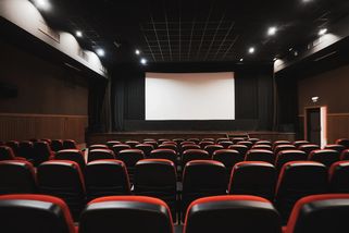 Češi dostanou nové Slunce, seno. Už 24. září vtrhne do kin film plný hvězd a sousedských naschválů