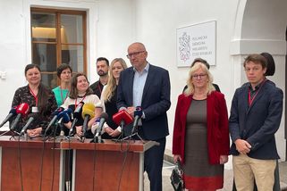 Bek pod obrovským tlakem. Nechce ustoupit od změny placení kuchařek či školníků