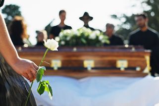 ŽENA-IN - Truchlení se na manželově pohřbu změnilo v nenávist. Tajemná žena mě připravila i o hezké vzpomínky, říká Petra