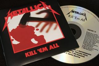 Dobrý den pro tvrdou hudbu: Metallica vydala své debutové album, AC/DC poctu mrtvému kolegovi
