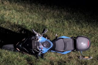 Muž na Berounsku ujížděl na motorce před policií, podařilo se mu utéct do lesa - Novinky