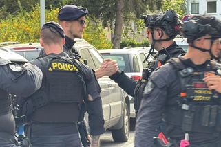 Střelba v Praze: Muž na Žižkově z okna pálil po lidech v parku, policisté tasili samopaly