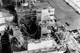 Černobyl, 1:23:40. Leonid Toptunov stiskl červené tlačítko. Reaktor vybouchl - Médium.cz