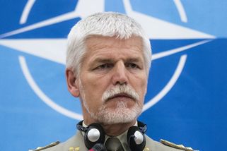 Nesouhlasím, ale podepíšu. Prezident Pavel stále čelí neférové kritice - Médium.cz