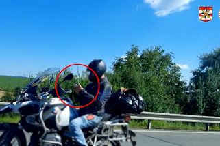 Motorkář jel po D1 a oběma rukama držel telefon - Novinky