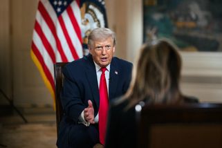 Trump, ze kterého mrazí: Mám neomezenou moc. Srovnává se s Hitlerem a Stalinem