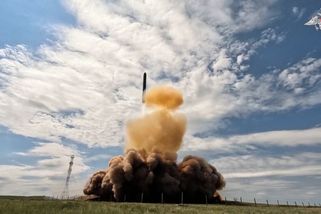 Putin oznámil úspěšný test nové mezikontinentální rakety Sarmat - Novinky