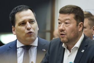 Hnus, tohohle rozeštvávače musíme platit z daní. Z...