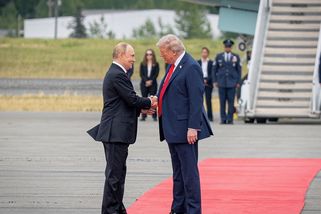 Rok od Anchorage: Trump a Putin předvedli velkou show, ale nulové výsledky - Médium.cz
