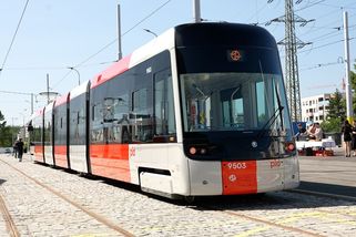 Bez rámusu a zbytečných hluků. Nová tramvaj pro Prahu už vozí cestující - Novinky