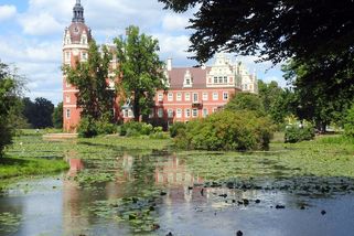 Vypálený a vydrancovaný zámek v Bad Muskau čekal půlstoletí na záchranu - Médium.cz