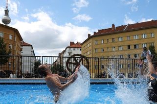 V Německu vyhradili hodiny v bazénu jen pro černé. Experiment okamžitě spustil spory