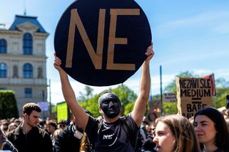 Obrazem: „Ruce pryč od medií,“ vzkázali protestující studenti politikům - Seznam Zprávy