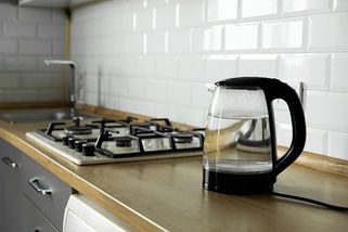 Poznatsvět | Rychlovarné konvice časem zmizí. Novinkou moderních kuchyní je baterie s funkcí vařící vody