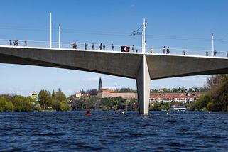 Dojem z Dvoreckého mostu kazí nevzhledná dřevotříska, upevňuje značku pro lodě - Seznam Zprávy