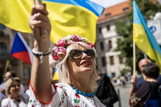 Uprchlíci z Ukrajiny vydělávají i na české seniory - Médium.cz