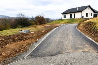 Postavili příjezdovou cestu za čtvrt milionu, aby získali stavební povolení. Pak ji museli darovat obci