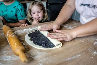 Češi si cpou do koláčů jed. V zahraničí je to průšvih století, u nás babiččina specialita ke kávičce