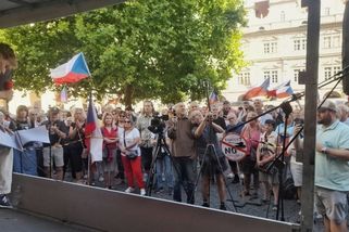 Komunisté chtěli zastavit „český Majdan“. Nakonec dorazily jen stovky lidí - Médium.cz