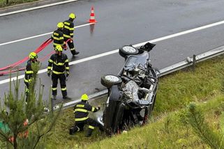 Řidička volva vylétla z mokré dálnice. Nehoda uzavřela D3 u Soběslavi - Novinky